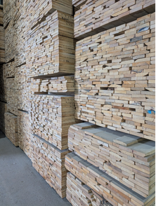 Planches de bois franc empilées dans l'entrepôt Bois du Monde